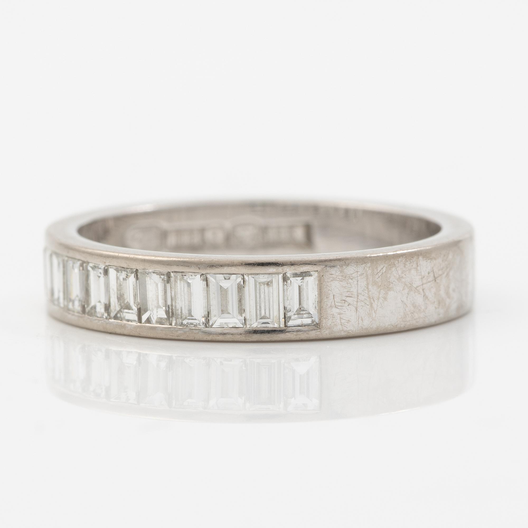 Ring 18K white gold with baguette-cut diamonds, Engelbert.