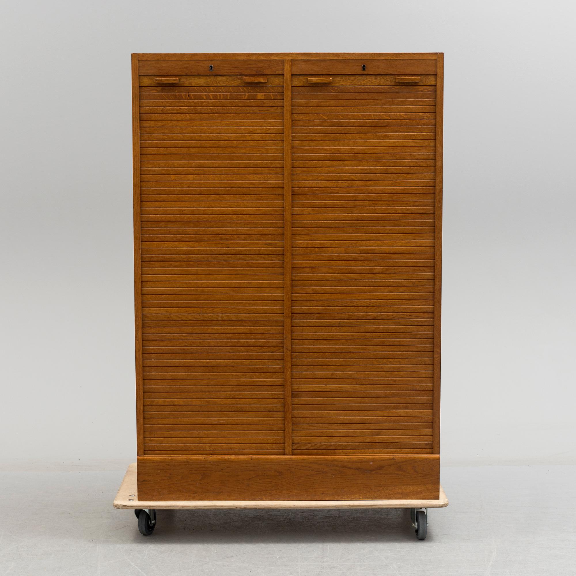 ARKIVSKÅP med jalusidörrar, 1900-talets mitt.