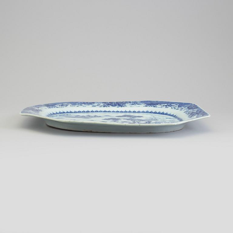 A blue and white export porcelain platter, Qing dynasty, Qianlong (1736-95).