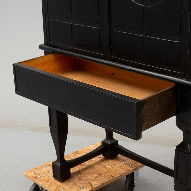 A 1930s/1940s cocktail cabinet.
