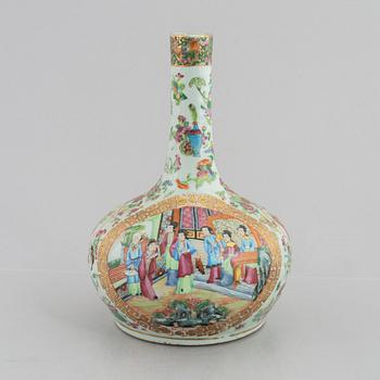 A Chinese Canton porcelain vase, 19th century, Qing dynasty.