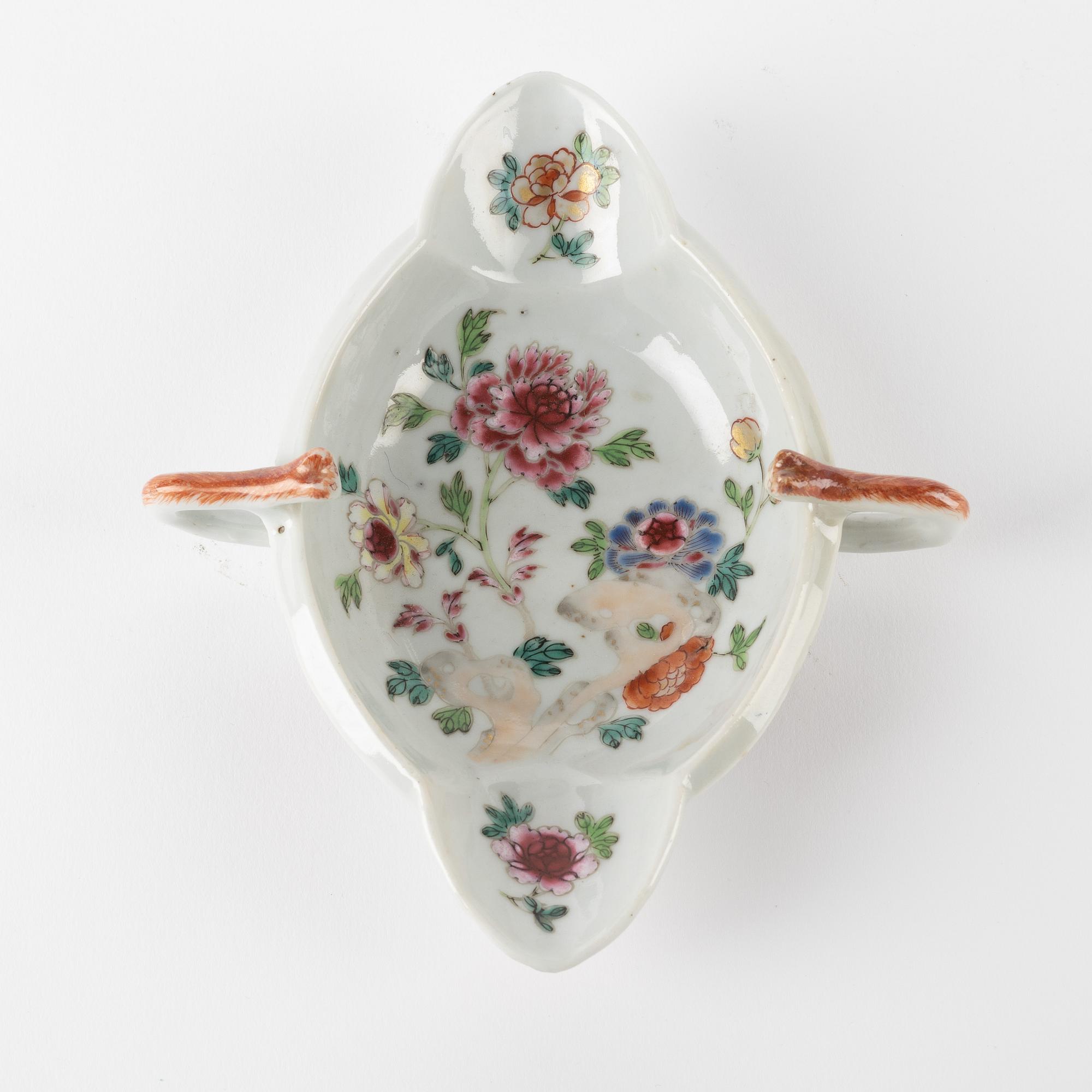 A famille rose Chinese Export sauce boat, Qing dynasty, Qianlong (1736-95).
