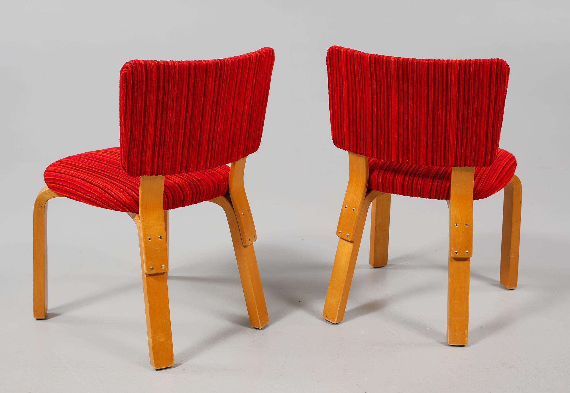STOLAR, ett par, Alvar Aalto, modell 62, omkring år 1950.