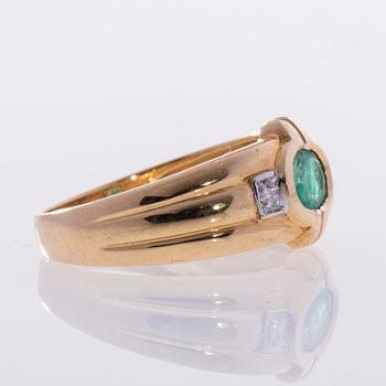 RING, 18k guld, smaragd 0,47 ct, 2 små diamanter. Vikt 3,5 g.