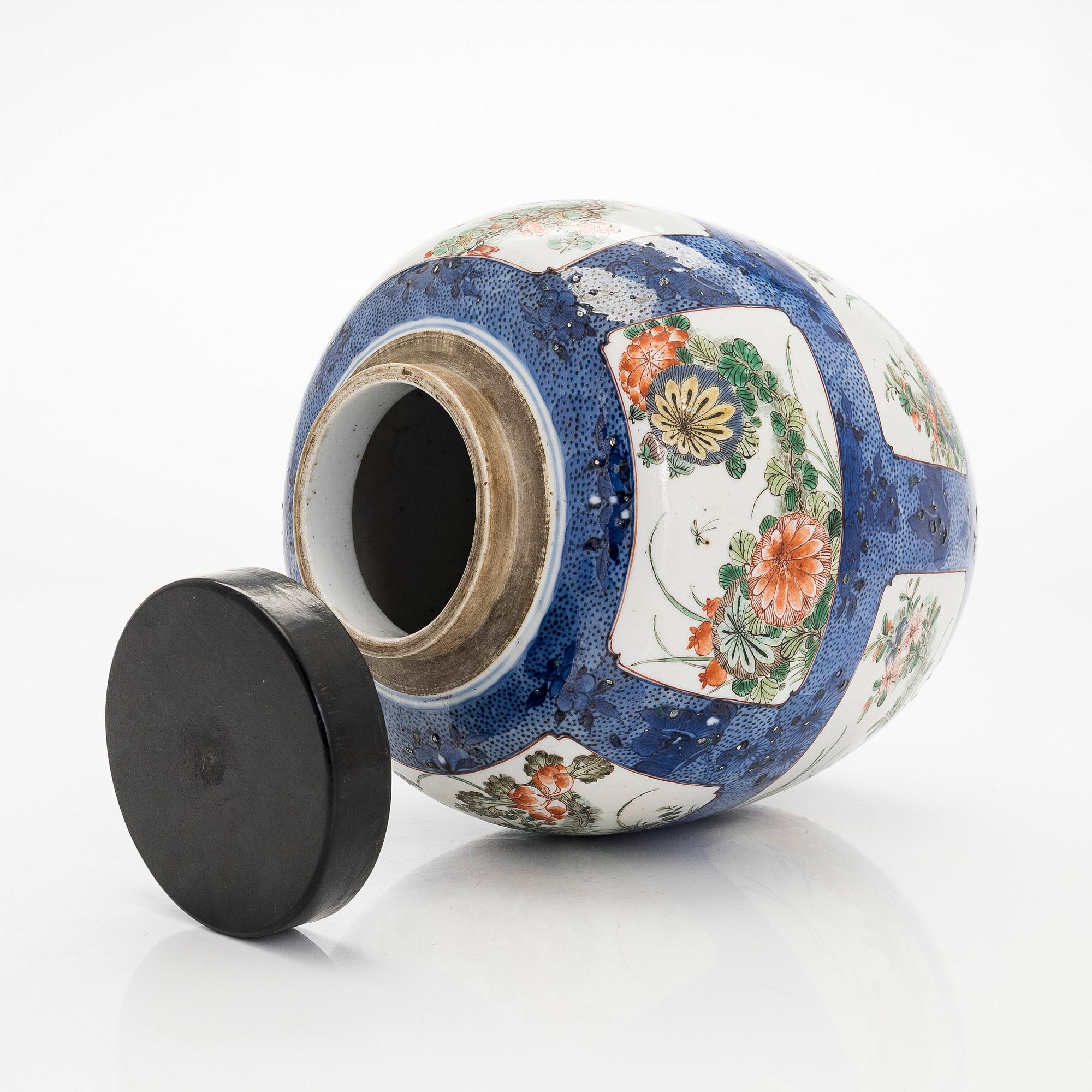 A Kangxi style porcelain urn, China, 20th century.