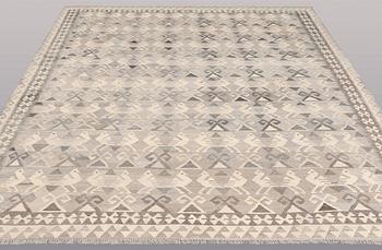 Kilim, ca 295 x 252 cm.