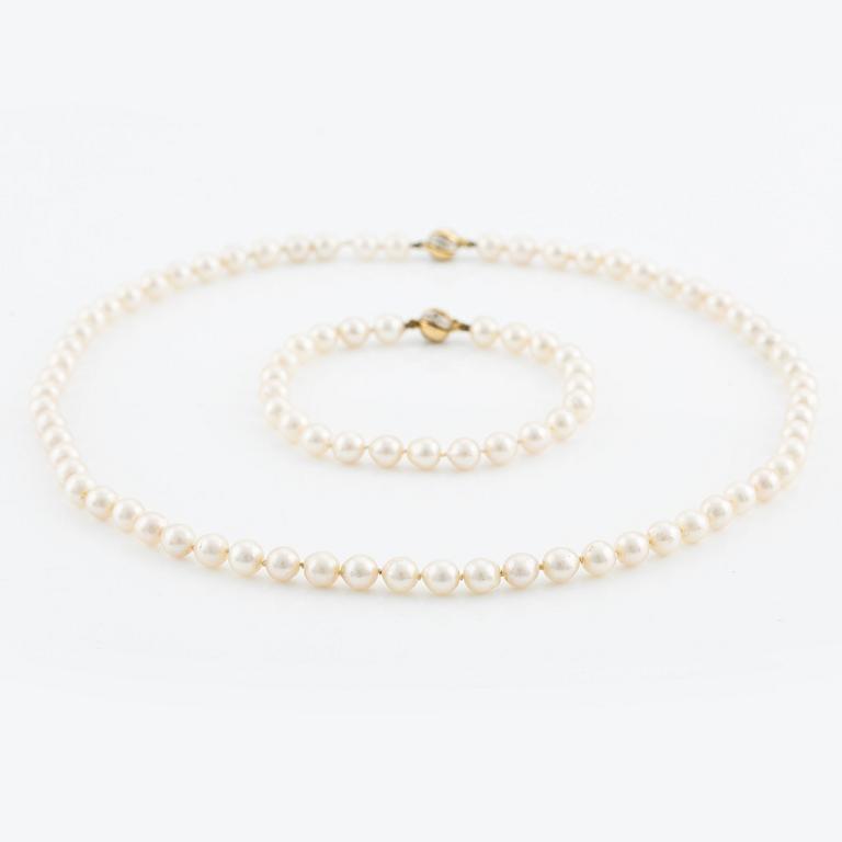 Collier & armband, odlade pärlor med lås 18K guld och små diamanter.