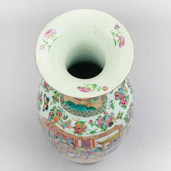 A CHINESE CANTON PORCELAIN VASE, 19th century.