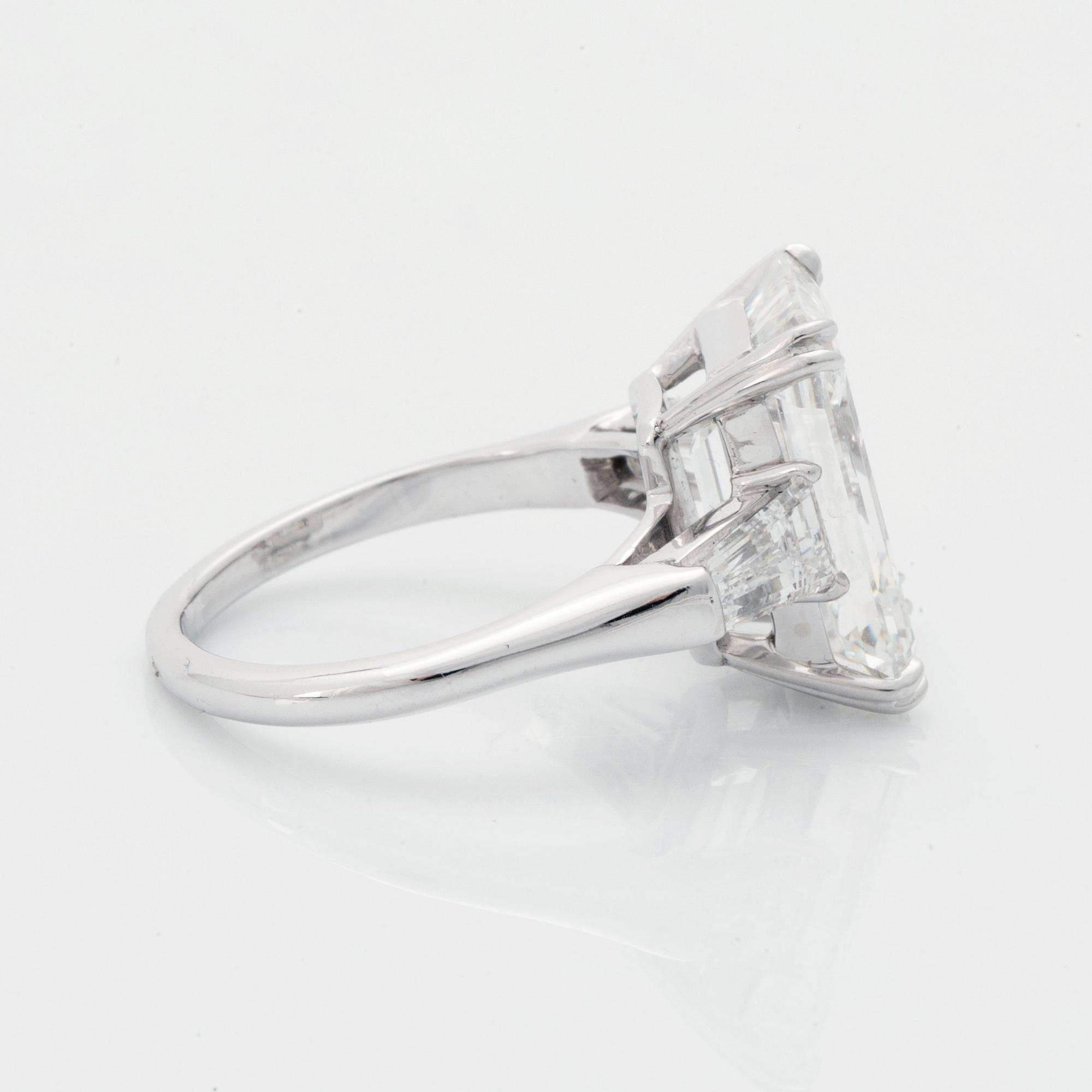 Ring platina med en smaragdslipad diamant.