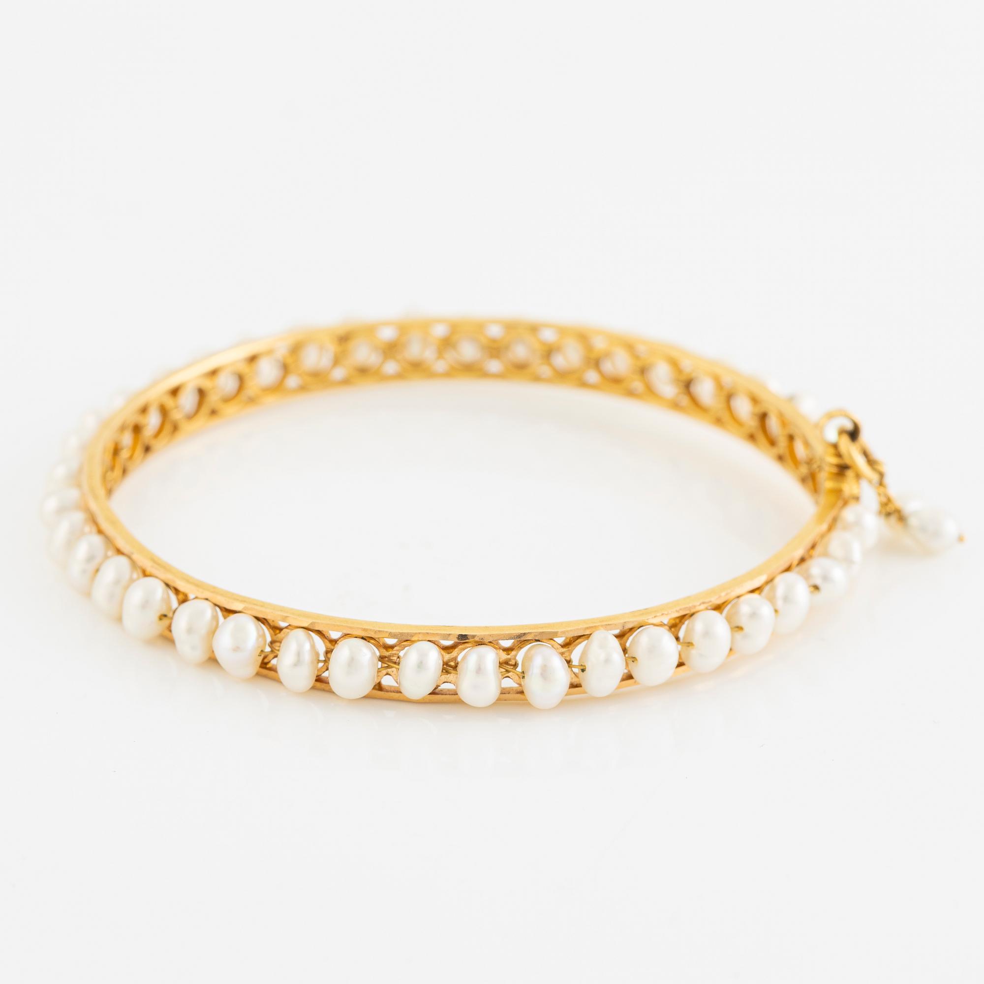Arm ring, 18K gold with pearls.