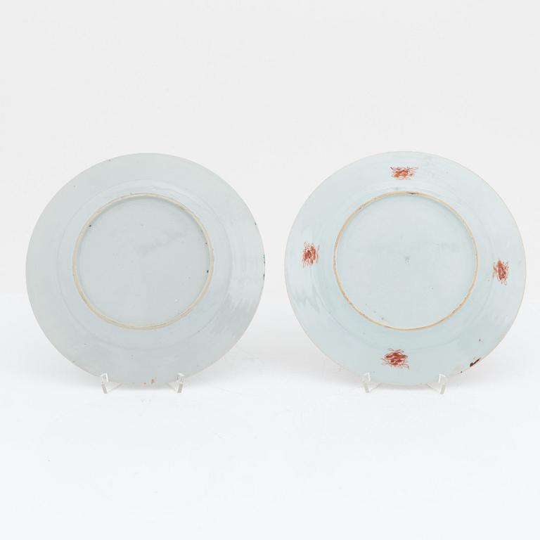 Tallrikar, två stycken olika, kompaniporslin. Qingdynastin, Qianlong (1736-95).