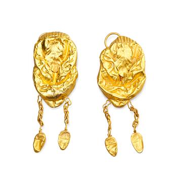 1044. A pair of gold earrings. Song dynasty (960-1279).
