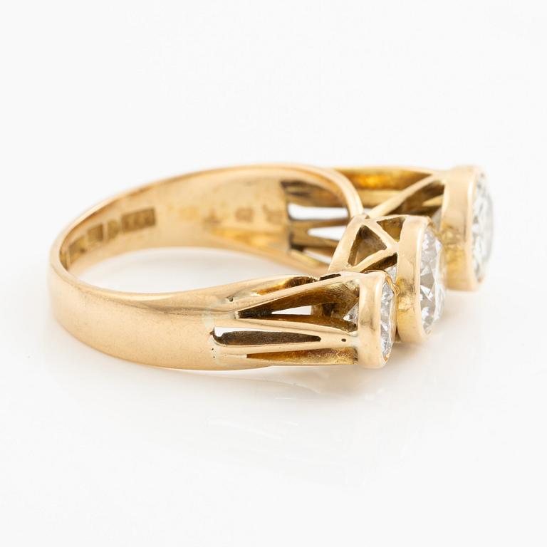 Ring, 18K guld med tre briljantslipade diamanter, totalt 2.87 ct.