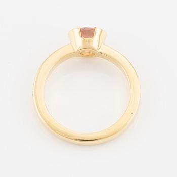 Ring in 18K gold with a faceted morganite and round brilliant-cut diamonds.