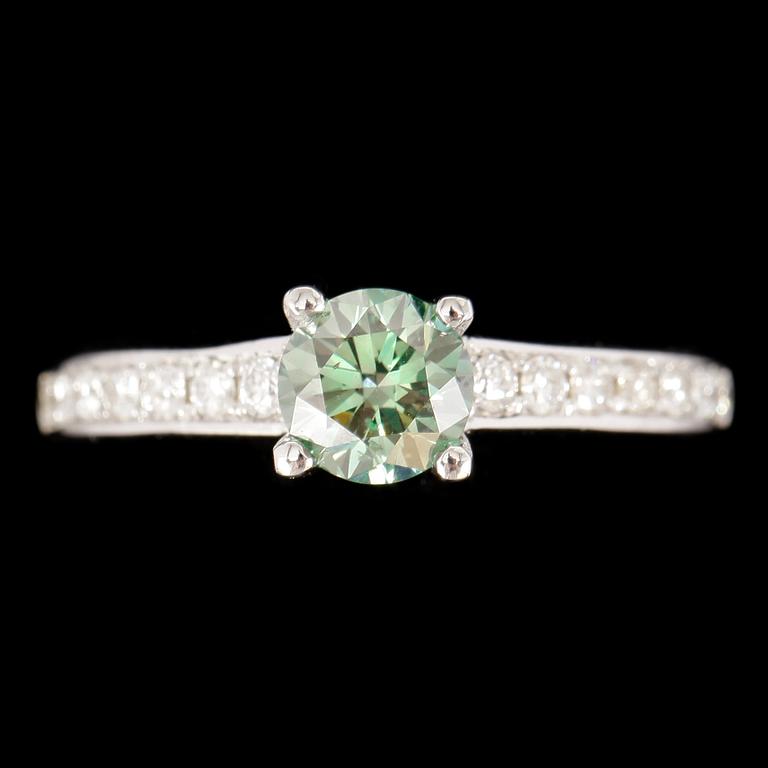 RING, 18k vitguld, briljantslipad färgad grön diamant ca 0,74ct samt 14 briljantslipade diamanter ca 0,28ct.