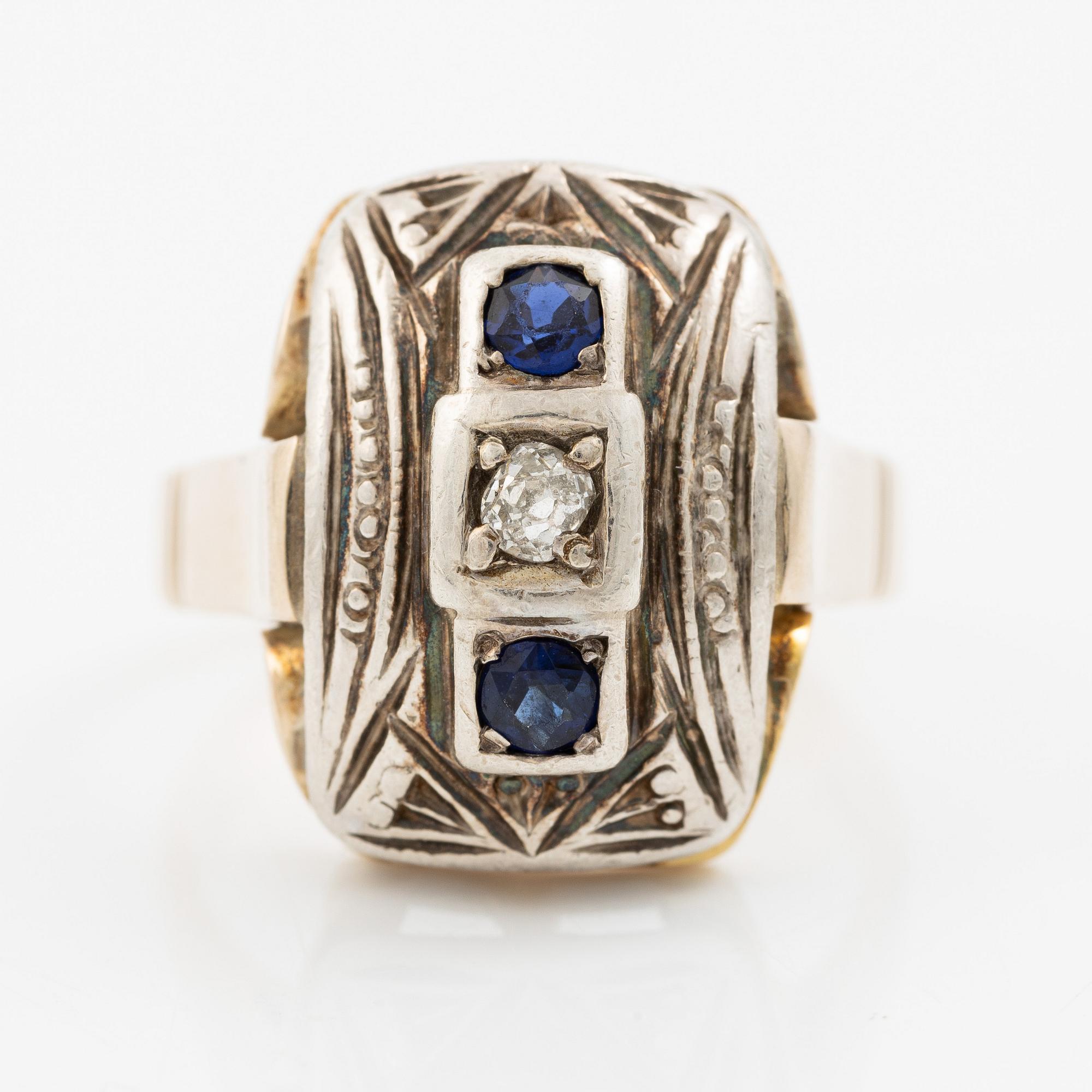 Ring 14K guld med små safirer och gammalslipad diamant.