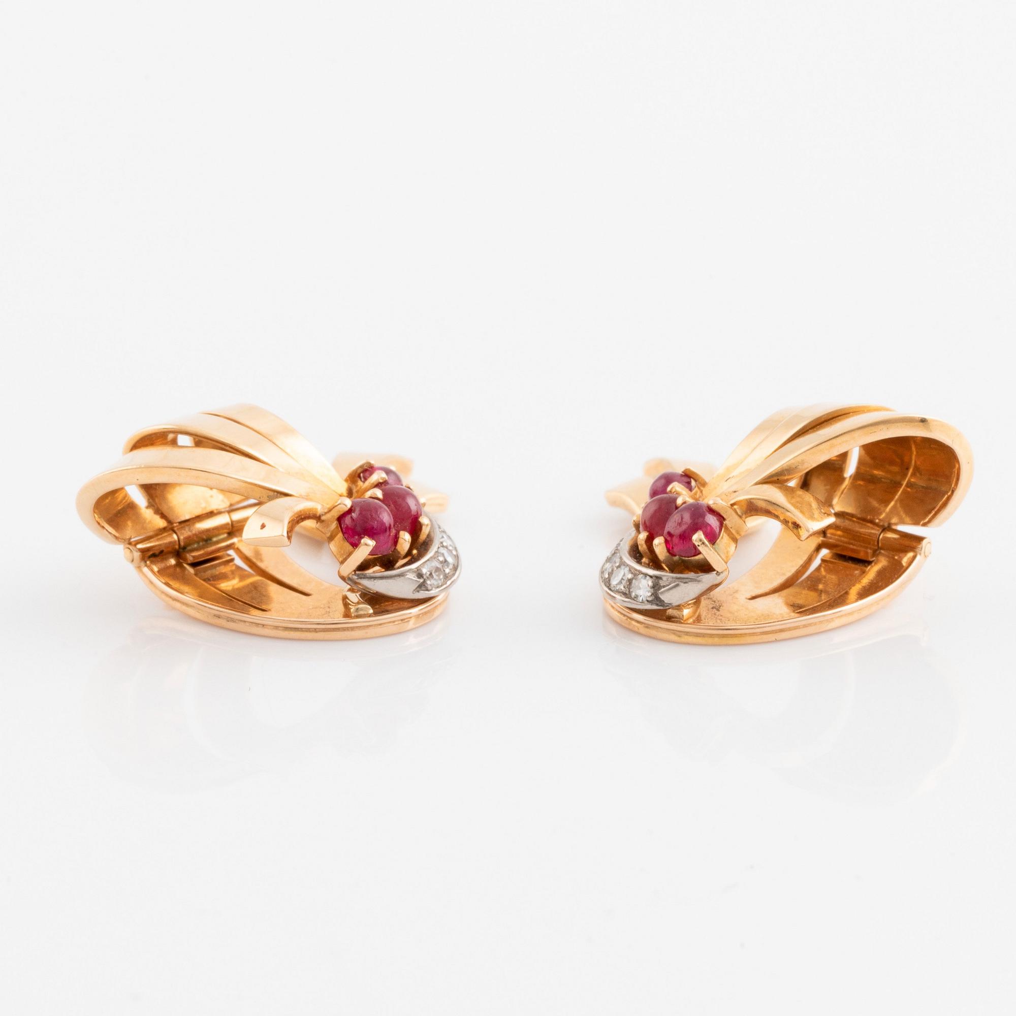 WA Bolin ett par örhängen 18K guld med cabochonslipade rubiner och åttkantslipade  diamanter.