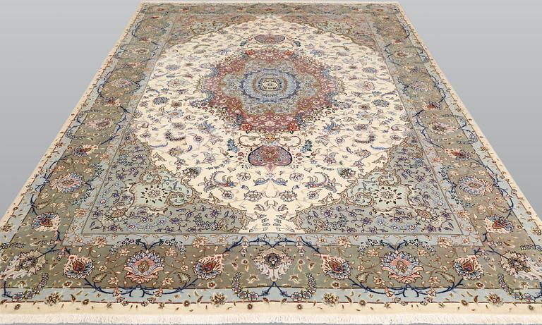 A Tabriz carpet, part silk, so-called 50 Raj, 300 x 197 cm.