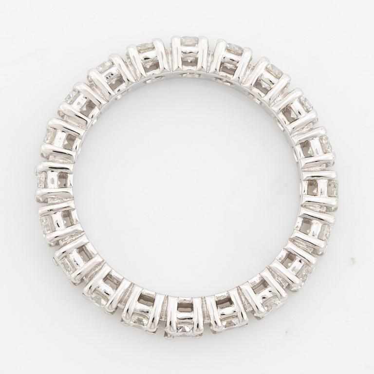 Ring helallians med briljantslipade diamanter, med HRD certifikat.