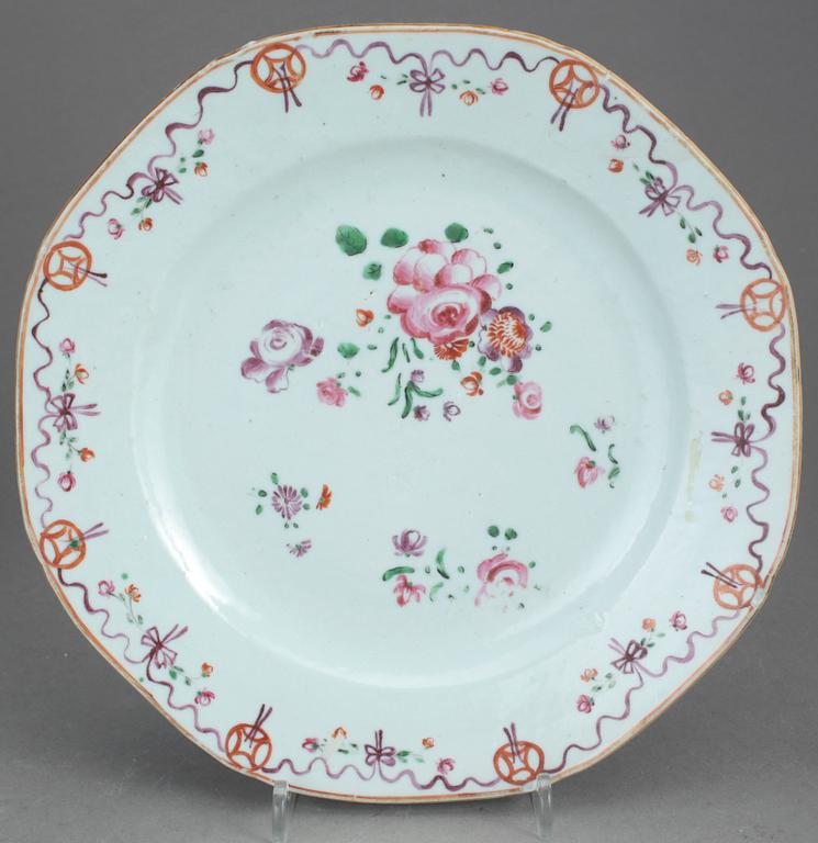 TALLRIKAR, 3 st, porslin, Kina, Qingdynastin, 1700-tal.