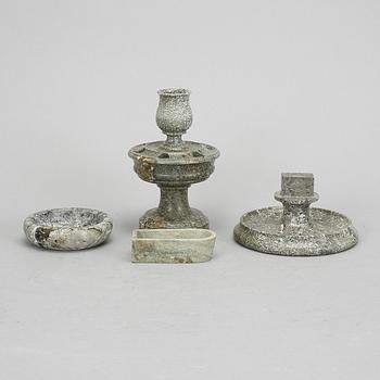 PARTI RÖKTILLBEHÖR, 4 delar, kolmårdsmarmor, 18/1900-tal.