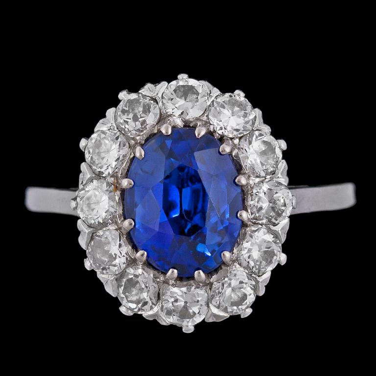 RING, blå safir med briljantslipade diamanter, tot. ca 1.20 ct.