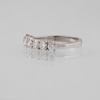 RING, 18K vitguld med 7 briljantslipade diamanter 1.01 ct, Milano, Italien. Vikt 3,7 gram.