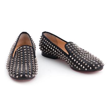 533. CHRISTIAN LOUBOUTIN, ett par loafers, "The Rolling Spikes", enligt märkning storlek 36, 5.