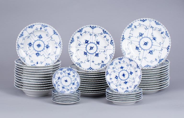 MATSERVIS, c:a 83 delar, porslin, "Musselmalet", Royal Copenhagen.