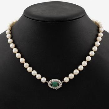 Necklace of cultured pearls with an 18K white gold clasp set with green tourmaline.
