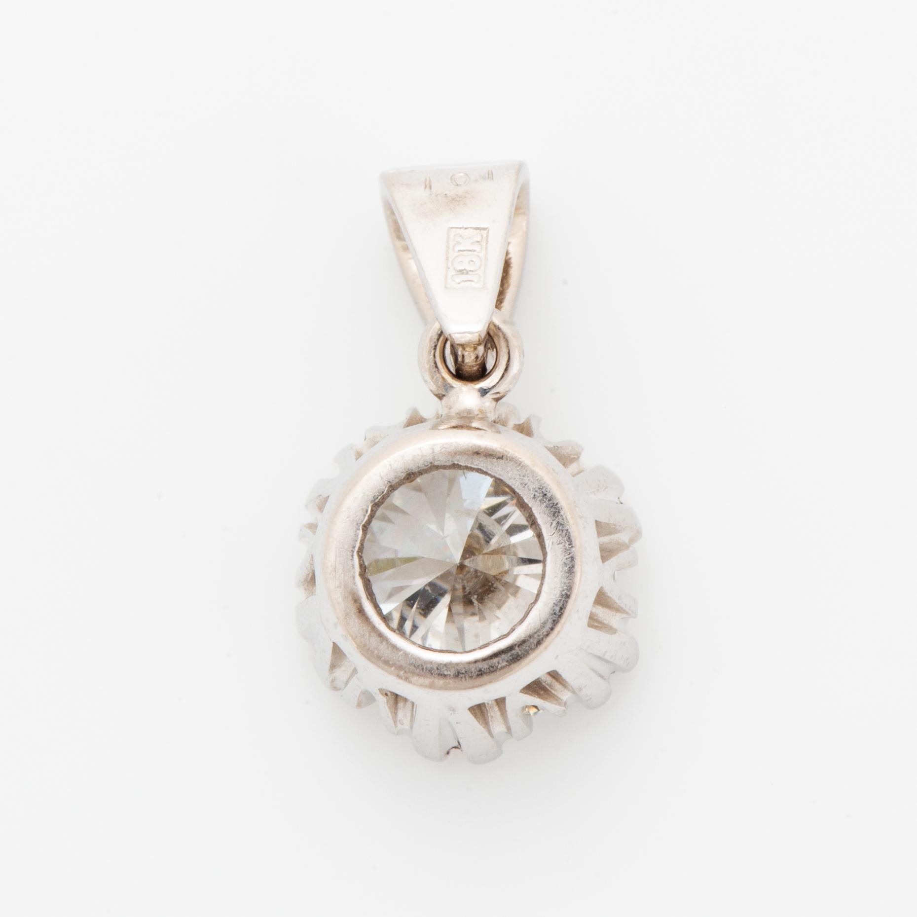 Brilliant-cut diamond pendant.