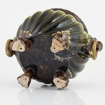 A majolica flower pot, late 19th century.