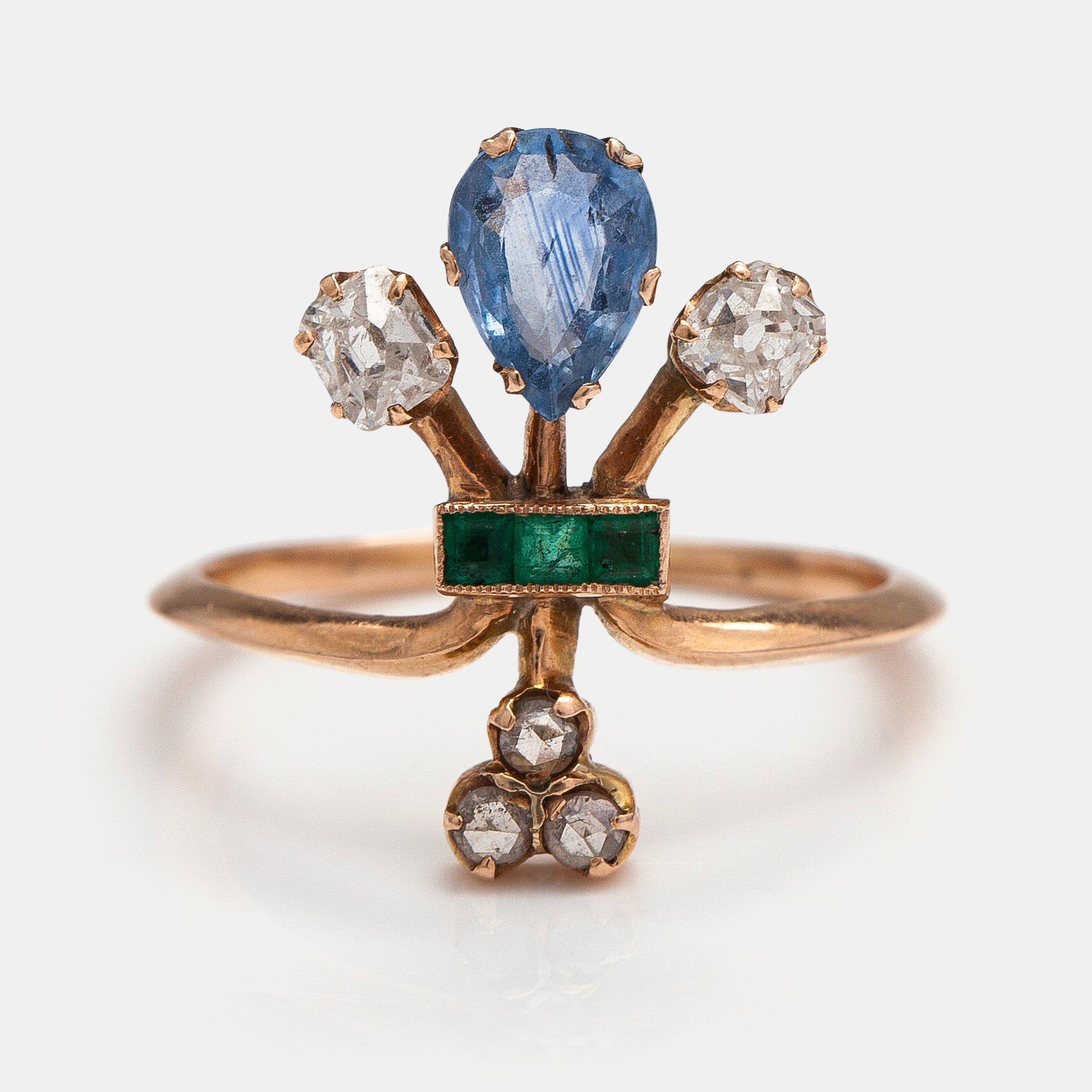 A 14K gold ring with old- and rose-cut diamonds, emeralds and a sapphire. Russia, early 20th century.