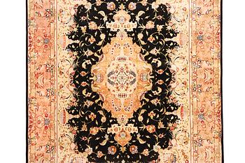 A Tabriz rug, part silk, 50 raj, a. 210 x 147 cm.