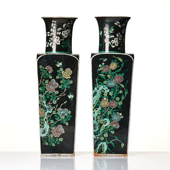 Vaser, ett par, porslin.  Qingdynastin, 1800-tal.