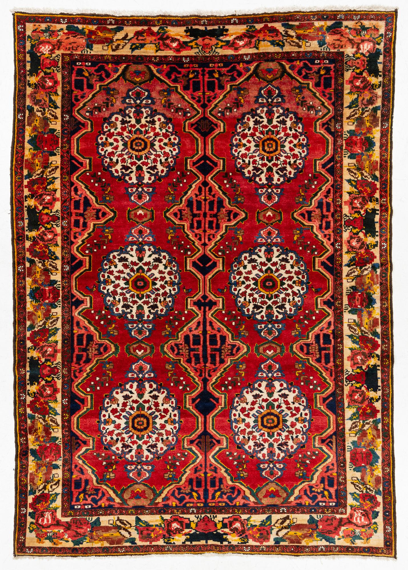 A Chahar Mahal Va Bakhtiari carpet, semiantik, c. 310 x 222 cm.