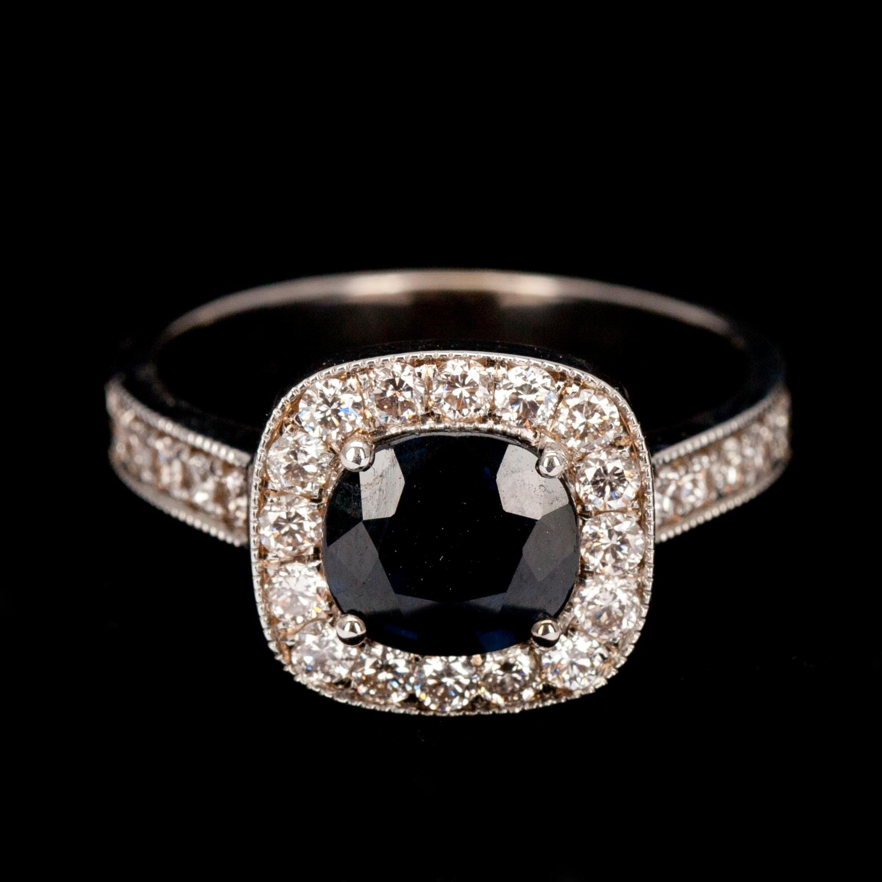 RING, vitguld 14K, fasettslipad safir 1,51 ct, briljantslipade diamanter tot. 0,58 ct. Vikt 5,3 g.