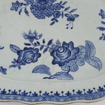 A Chinese blue and white porcelain serving dish with four plates, Qing dynasty, Qianlong (1736-95).