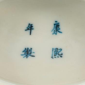PILGRIMSKRUS, ett par, porslin. Sen Qing dynasti (1644-1912) med Kangxi fyra karaktärers märke.