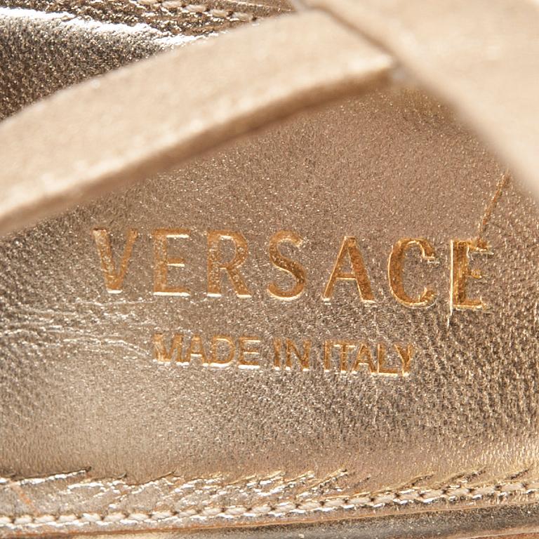 SKOR, Versace.