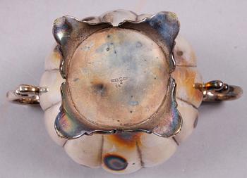 KAFFESERVIS, 3 delar, nysilver. Rokokostil.
CG Hallberg och AG Dufva.