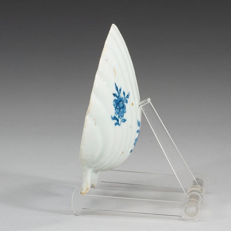 A set of 12 blue and white butter shells, Qing dynasty, Qianlong (1736-95).