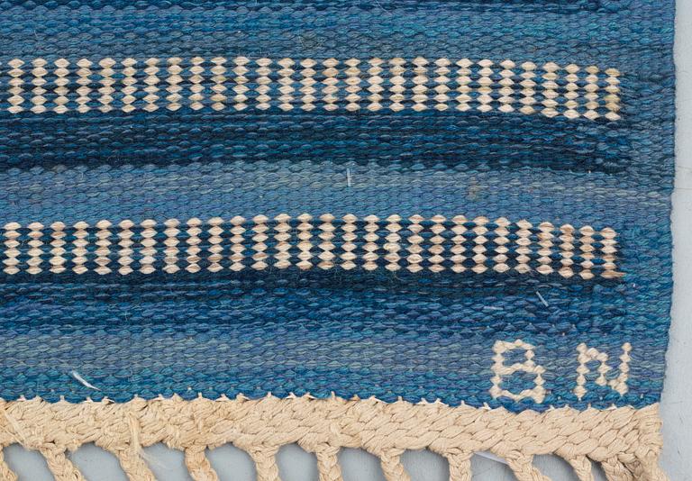 CARPET. "Randig med tvist, blå". Flat weave (rölakan). 218 x 173,5 cm. Signed AB MMF BN.