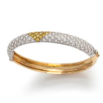 Tillander, armring, 18K guld med briljantslipade diamanter totalt ca 6.62 ct, Helsingfors 1986.
