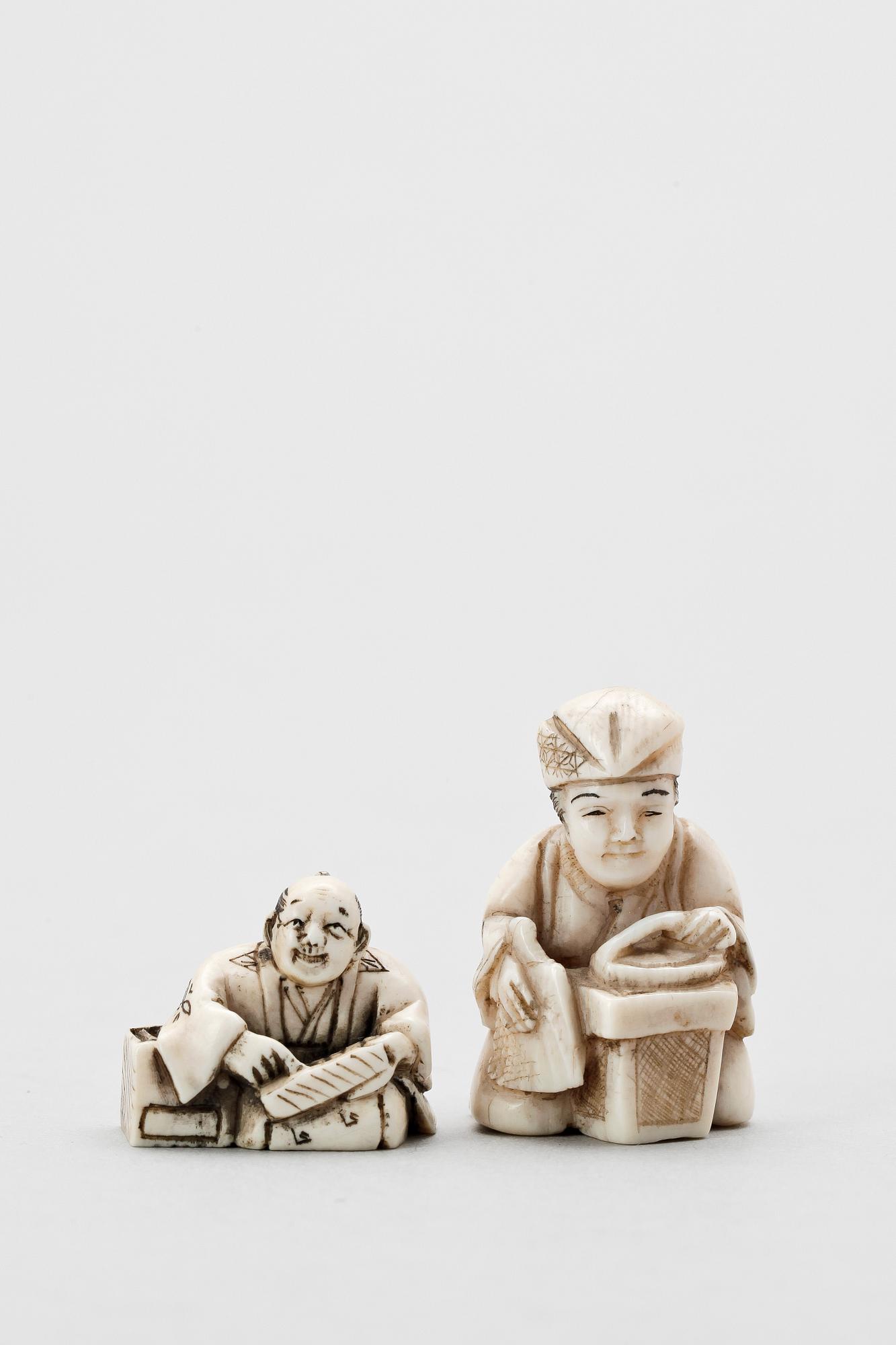 NETSUKE, 2 st, ben, Japan, sannolikt Meiji (1867-1911).