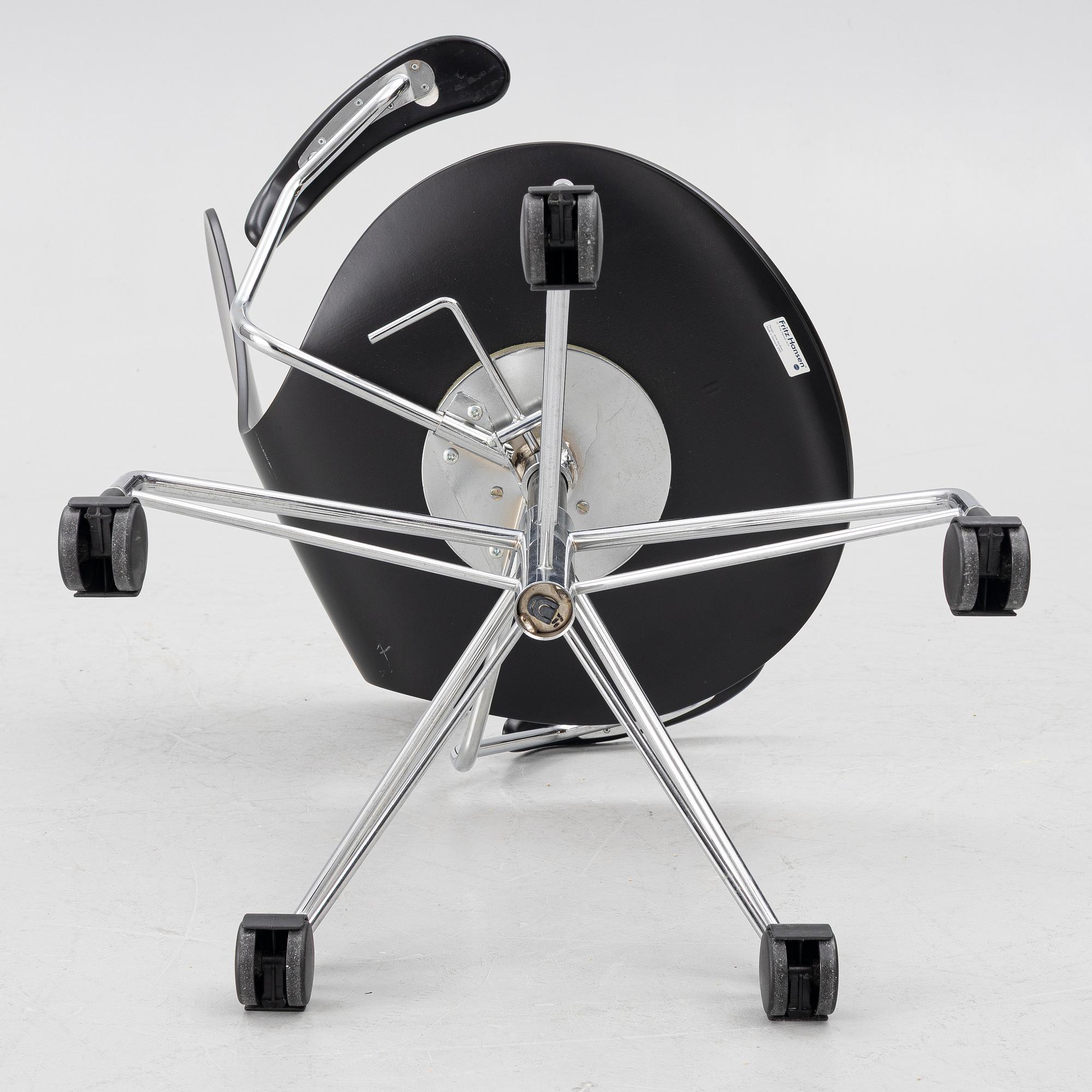 Arne Jacobsen, a model 3217 "Seven" desk chair, Fritz Hansen, Denmark, 1999.