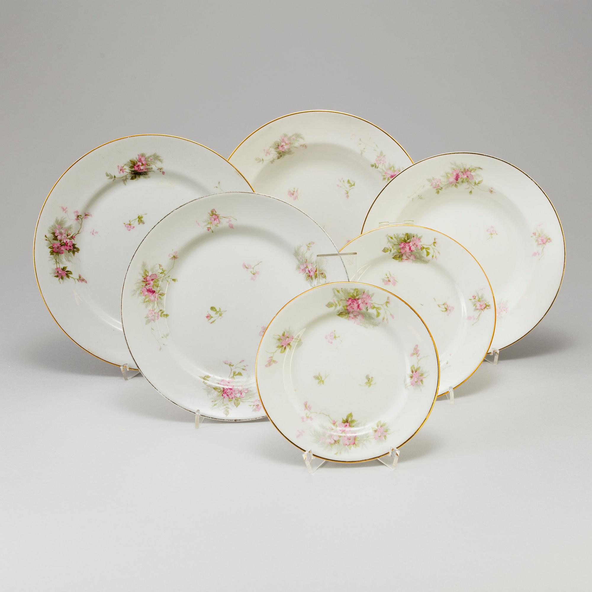 A Rörstrand 84 pieces porcelain dinner service, Sweden early 1900's.