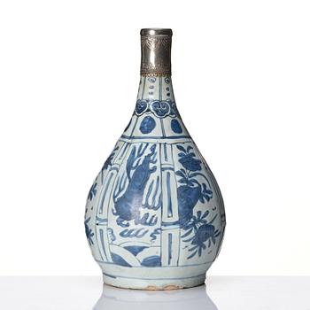 A blue and white kraak bottle, Ming dynasty, Wanli (1572-1620).