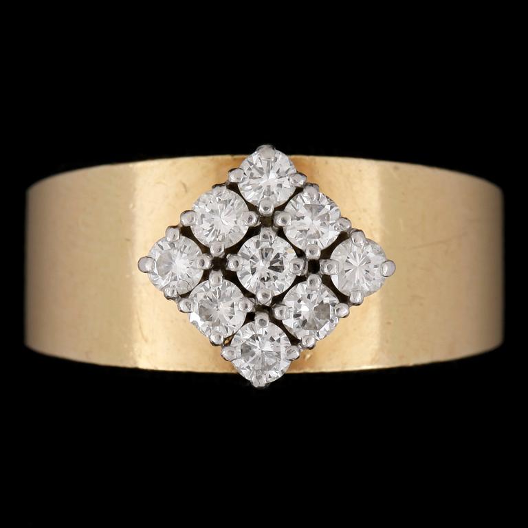 RING, 18k guld, samt 9 briljanter. Vikt tot  ca 6.8 g.