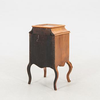 Monterskåp/byrå rokokostil 1900-talets första hälft.